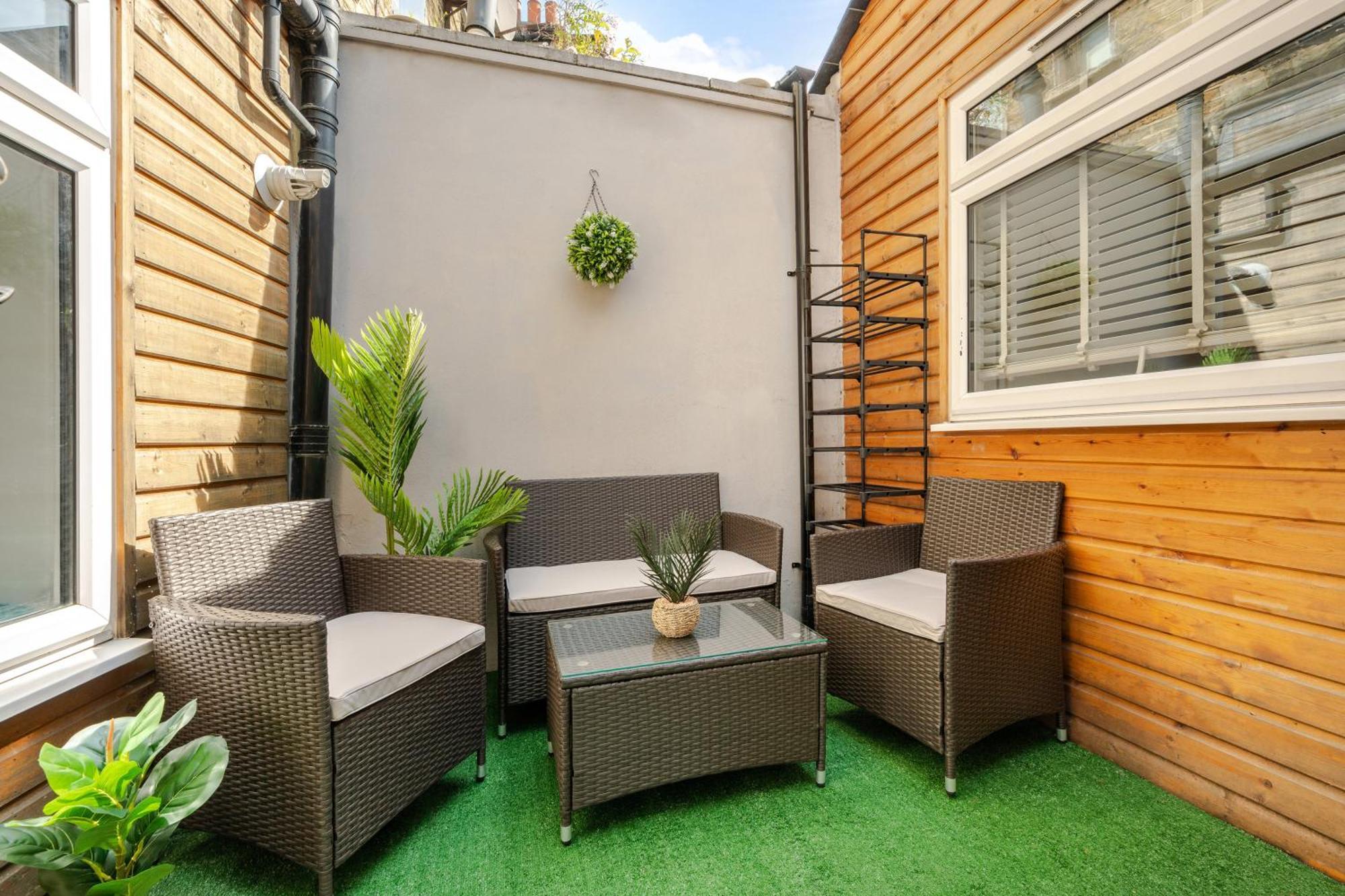 Stylish Two Bedroom Apartment By Central London With Garden Kültér fotó